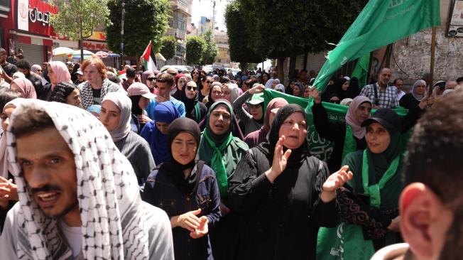 Palestinos ondean banderas de Hamás mientras protestan tras la muerte del líder político de Hamás Ismail Haniyeh, en la ciudad cisjordana de Ramala.