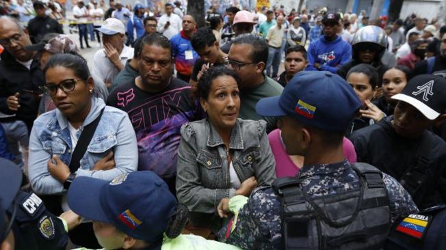 Testigos exigen a las autoridades acceso a las actas de escrutinio en Caracas.