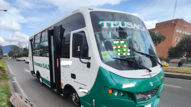 Bus  varado en la localidad de Puente Aranda.