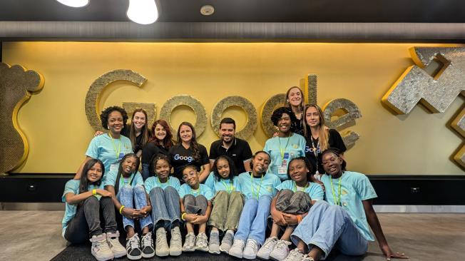 El grupo de niñas invitadas junto al equipo Women and Google de Google Colombia.