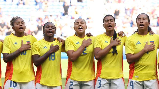 Las jugadoras de Colombia al inicio del partido de cuartos de final de fútbol femenino de los Juegos Olímpicos de París 2024, disputado en el Estadio de Lyon (Francia). EFE/ Kiko Huesca