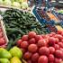 Tomates expuestos al público en una tienda.