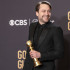 Kieran Culkin posa con el Globo de Oro como mejor actor dramático por la serie de televisión ‘Succession’.