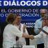 Vera Grabe (i), representante del gobierno, y Pablo Beltrán (d), del Eln, se dan la mano tras firmar la prórroga del cese el fuego en Cuba.