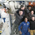 Esta captura de pantalla de la NASA muestra a los astronautas Suni Williams (sentado a la izquierda) y Butch Wilmore (sentado a la derecha) posando con la tripulación de la Estación Espacial Internacional (EEI) tras el acoplamiento de la nave SpaceX Starship el 6 de junio de 2024. Una cápsula Boeing Starliner que transportaba a sus primeros astronautas de la NASA se acopló el jueves a la Estación Espacial Internacional tras superar algunos problemas que afectaban a su sistema de propulsión. La Starship es vital para los planes de la NASA de aterrizar astronautas en la Luna a finales de esta década, y para las esperanzas del CEO de SpaceX, Elon Musk, de colonizar Marte con el tiempo. (Foto de Nicholas KAMM / NASA / AFP) /