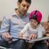 Brenden Lake está estudiando cómo los niños aprenden el lenguaje. Con su hija Luna, su esposa e hijo.