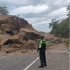 Maquinaria se encuentra tratando de retirar las grandes rocas que cayeron en la vía.