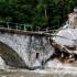 Un puente colapsó como consecuencia de la inundación. Hay varios desaparecidos.