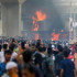 Manifestantes furiosos incendiaron una cabina de policía en Mirpur mientras los manifestantes se enfrentaban con la policía.
