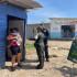 Los policías en el municipio de Baranoa entregando información a las familias.