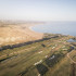 El Río Verdura seco  separa los campos de golf verdes de un hotel de lujo del paisaje árido en Sciacca. 