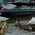 Loikaw (Myanmar), 18/09/2024.- A girl carries the food on the makeshift raft as she wades through the flood at the Phayarni village near Loikaw township, Kayah (Karenni) State, Myanmar, 18 September 2024. At least 226 people died and 77 others are still missing due to the flooding in Myanmar, according State media. Heavy rains triggered by Typhoon Yagi have caused severe flooding across parts of Myanmar, affecting approximately 631,000 people in 59 townships across nine regions and states, including Naypitaw, according to a report by the United Nations Office for the Coordination of Humanitarian Affairs (OCHA) on 16 September 2024. (Inundaciones, Birmania) EFE/EPA/MIN HTET SAN