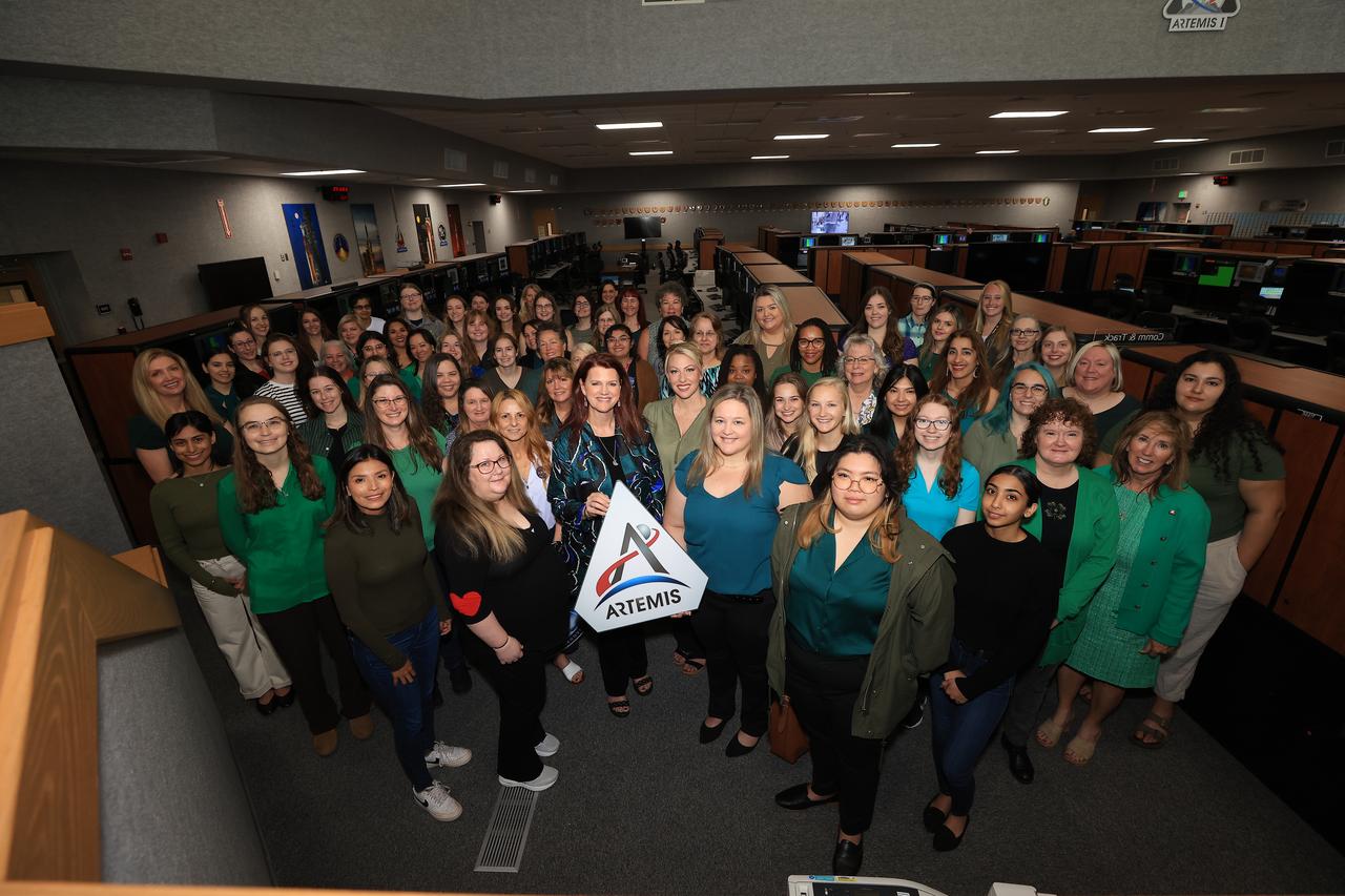 Photo shows women of Artemis launch team wearing green for 