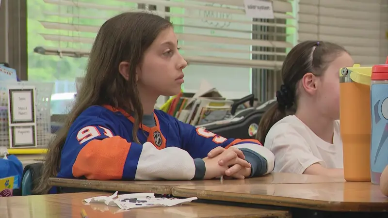 Story image: Former Islander Butch Goring helps fifth-grade fan