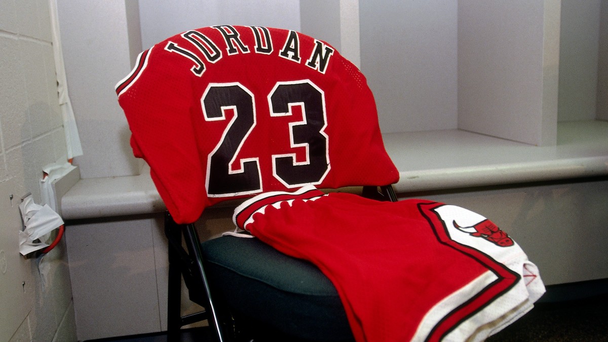 Michael Jordan Jersey Scam: Did Fraudsters Create Fake Foundation Under Dead Photographer's Name To Inflate Its Value? Image