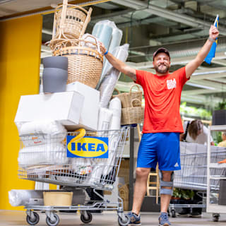 Samstag bei Ikea: Benny hat den Wagen vollgeladen