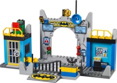 <h1>Batman: Defend the Batcave</h1><div class='tags floatleft'><a href='/https/brickset.com/sets/10672-1/Batman-Defend-the-Batcave'>10672-1</a> <a href='/https/brickset.com/sets/theme-Juniors'>Juniors</a> <a class='subtheme' href='/https/brickset.com/sets/subtheme-DC-Comics-Super-Heroes'>DC Comics Super Heroes</a> <a class='year' href='/https/brickset.com/sets/theme-Juniors/year-2014'>2014</a> </div><div class='floatright'>©2014 LEGO Group</div>