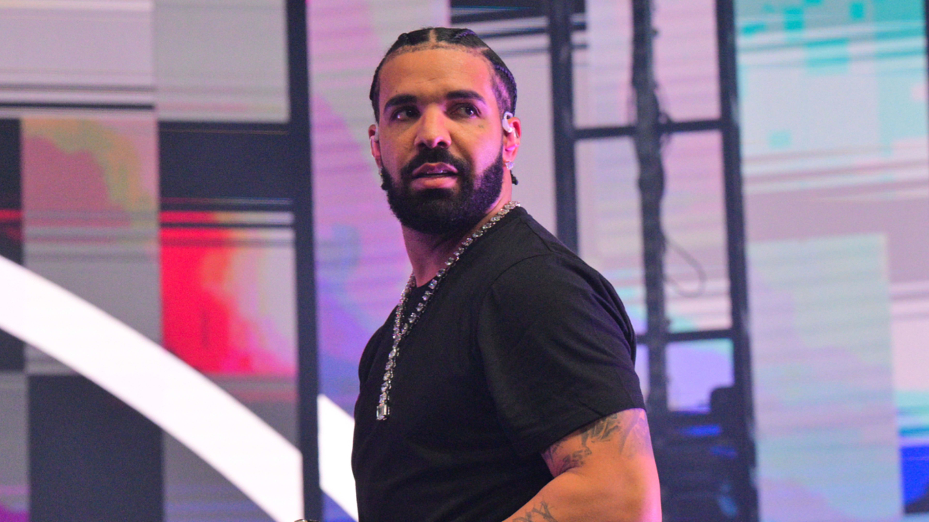 Drakeon stage wearing black shirt with chain