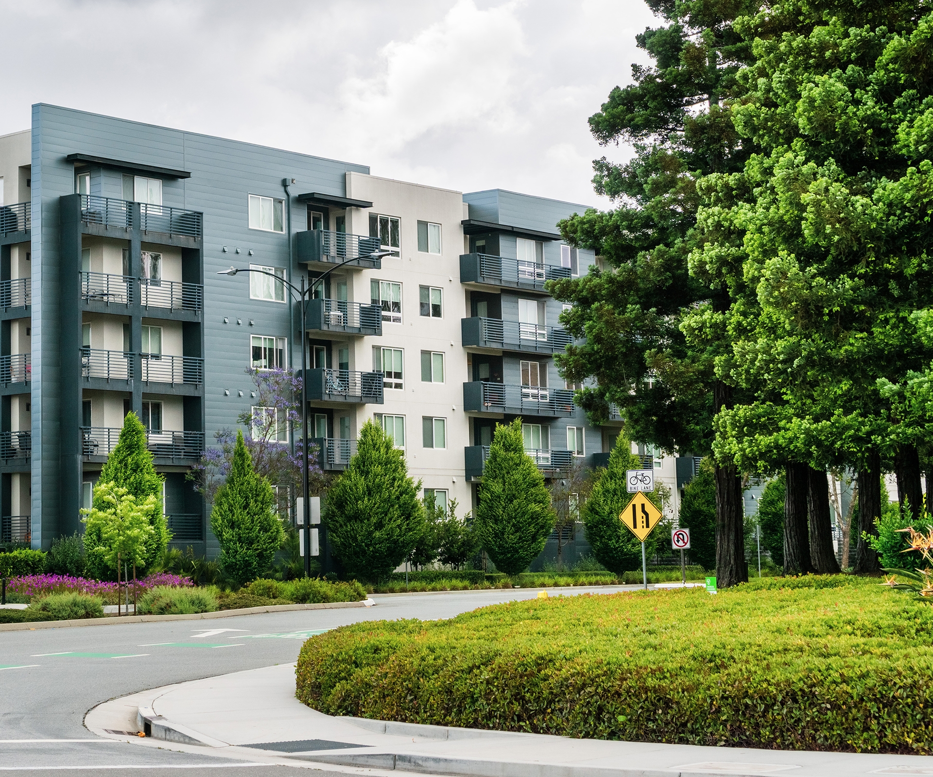 External view of multi-unit apartment complex