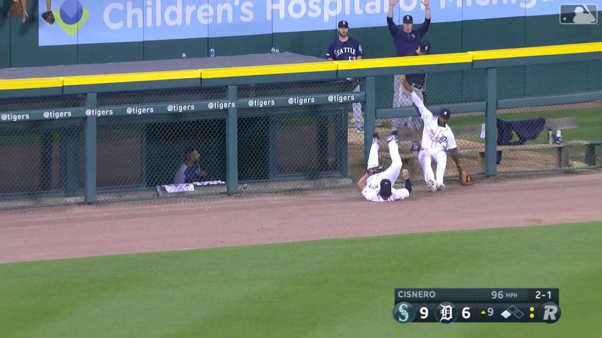 Tigers Outfielder Generously Guides Kyle Seager&#39;s Third Dinger Over The Outfield Wall
