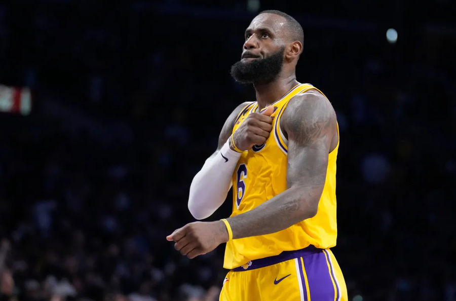 After Failing To Land Third Superstar, LeBron James Commits to Los Angeles Lakers for Just One Year