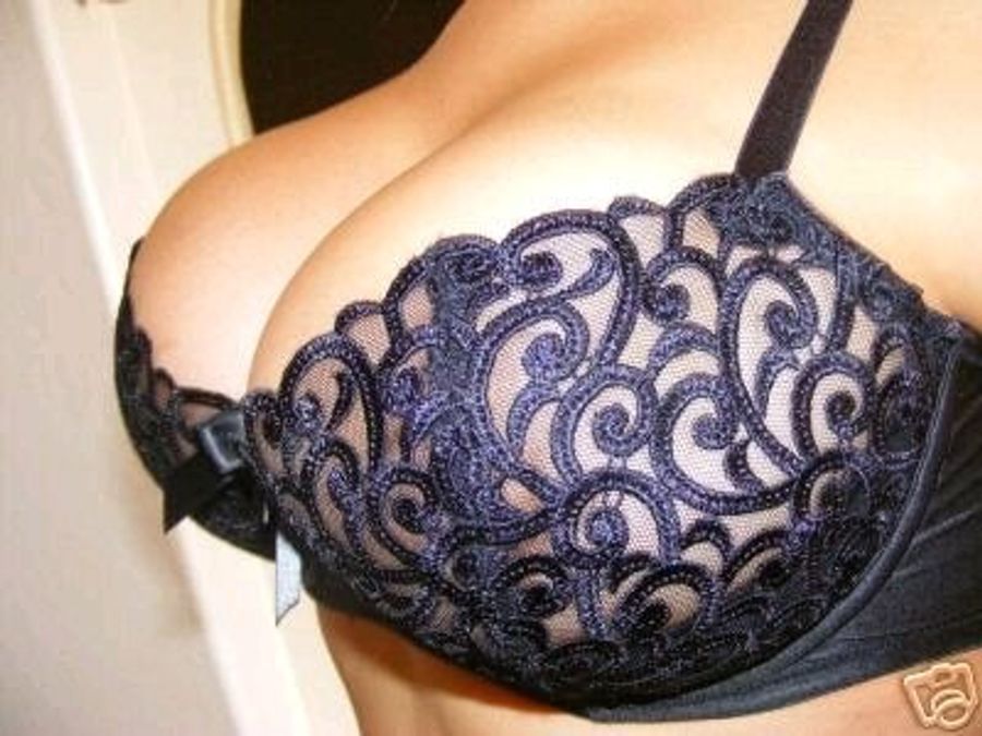 The Worst Bra Unhooking Failure Ever.  GREAT MOMENTS IN DRUNKEN HOOKUP FAILURE