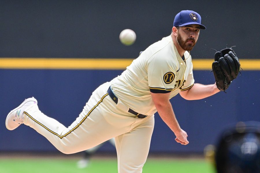 Brewers open series vs. Giants with eye on NL leaders