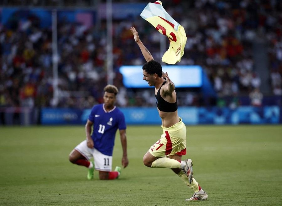 Sergio Camello scores pair in extra time, lifts Spain to soccer gold