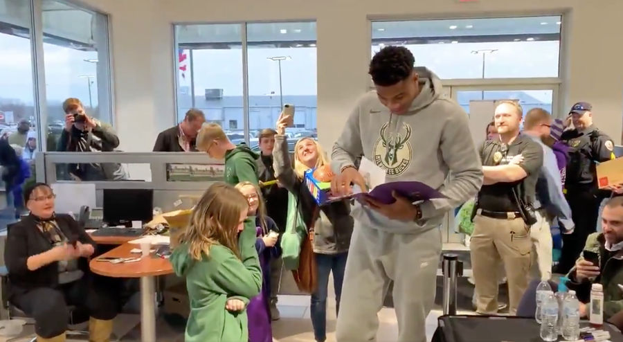 Giannis Antetokounmpo<em></em> Made A Little Girl Cry Because He Loved Her Artwork So Much