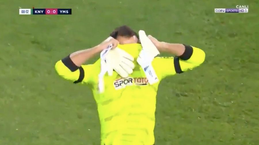 Keeper Earns Record For The Fastest, And Probably The Dumbest, Red Card In League History