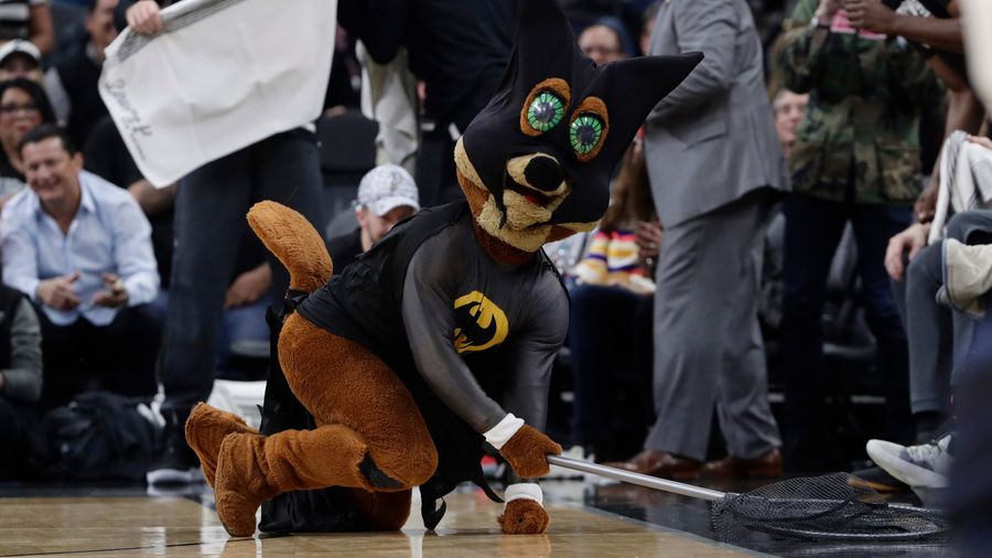 Gregg Popovich Wasn&#39;t That Impressed With The Spurs Mascot&#39;s Bat Capture