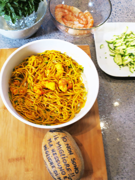 La mia ricetta del giorno: tagliolini alla curcuma con zucchine e gamberetti