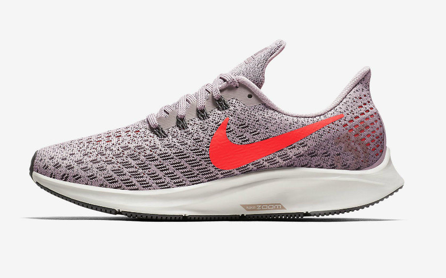 Nike Air Zoom Pegasus 35 è pensata per runner di qualsiasi livello, dalle veterane più esperte alle principianti che si sono appena avvicinate alla corsa. Dotata di traspirante tomaia in mesh, integra un collare pensato specificamente per il massimo comfort del tendine d'Achille. Nella parte inferiore, l'ammortizzazione combina Zoom Air a tutta lunghezza e morbida schiuma, per la prima volta pensata specificamente per il piede femminile. (Costa 121 euro)