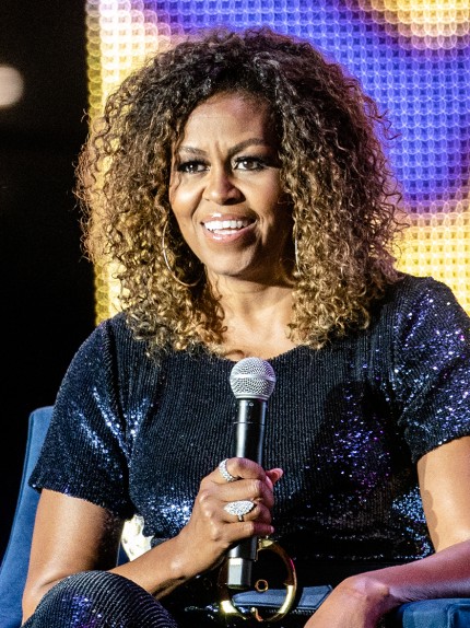 Michelle Obama si mostra con i capelli ricci, al naturale