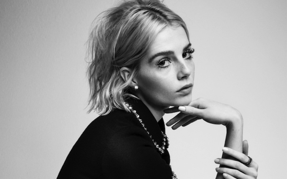 Ma quanto ci piace Lucy Boynton!