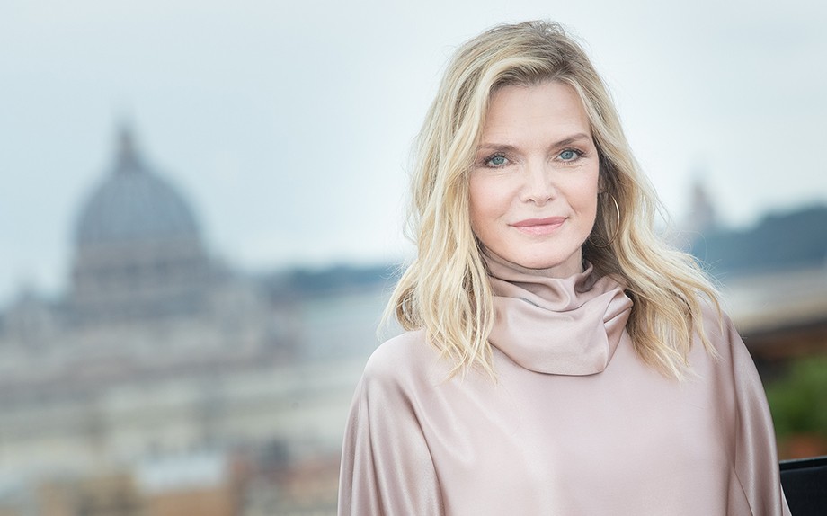 Michelle Pfeiffer: «Ai bambini si ripete sempre: “Dovete fare i bravi”. Ma cosa vuol dire questa frase?»