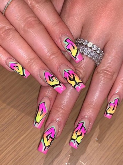 Graffiti nails, la manicure si ispira alla street art