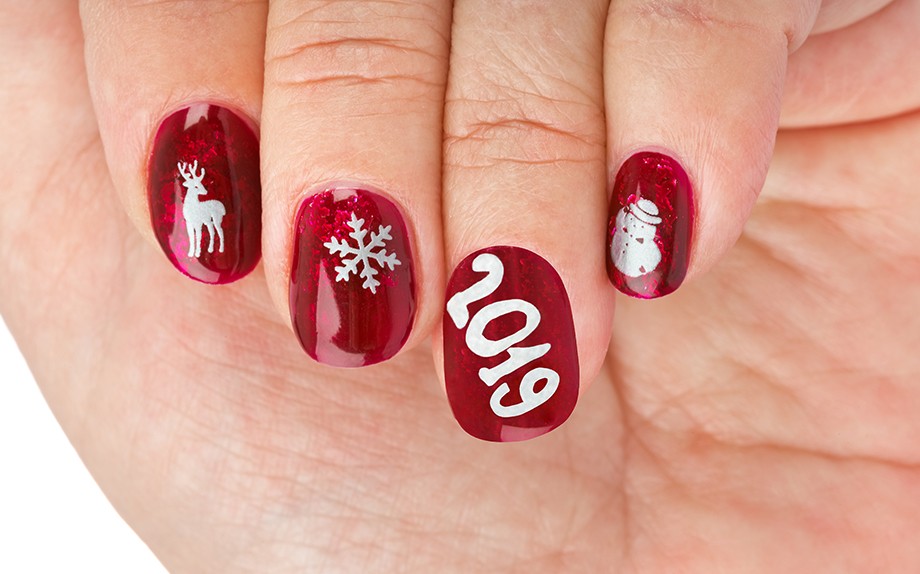 Christmas nail art: da Babbo Natale al fiocco di neve, tutte le unghie con i simboli del Natale 2019