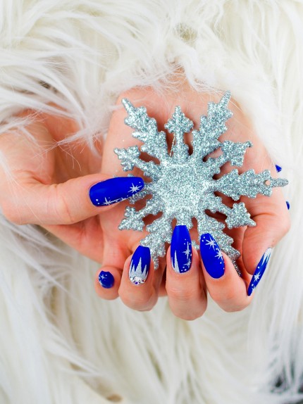 Christmas nail art: da Babbo Natale al fiocco di neve, tutte le unghie con i simboli del Natale 2019