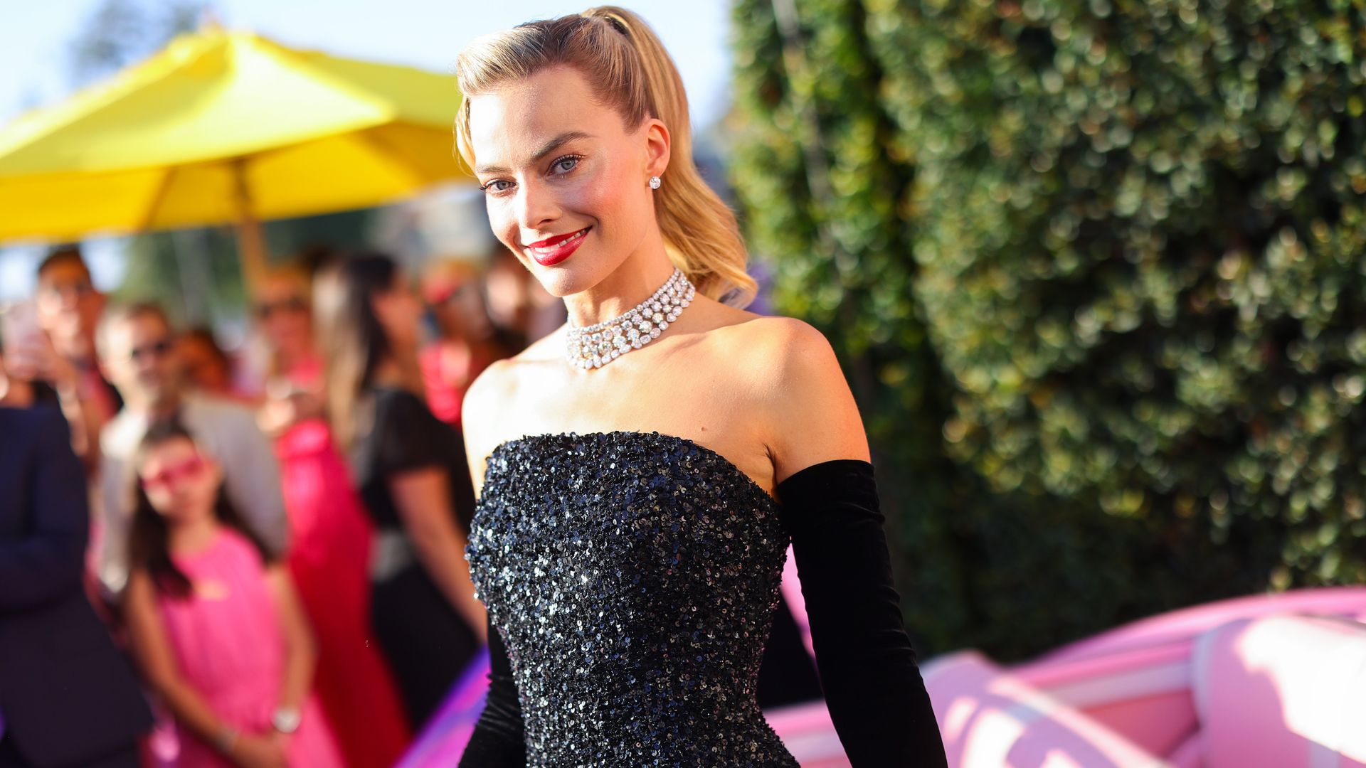 Margot Robbie dressed as 1960s Barbie at Los Angeles premiere surrounded by fans