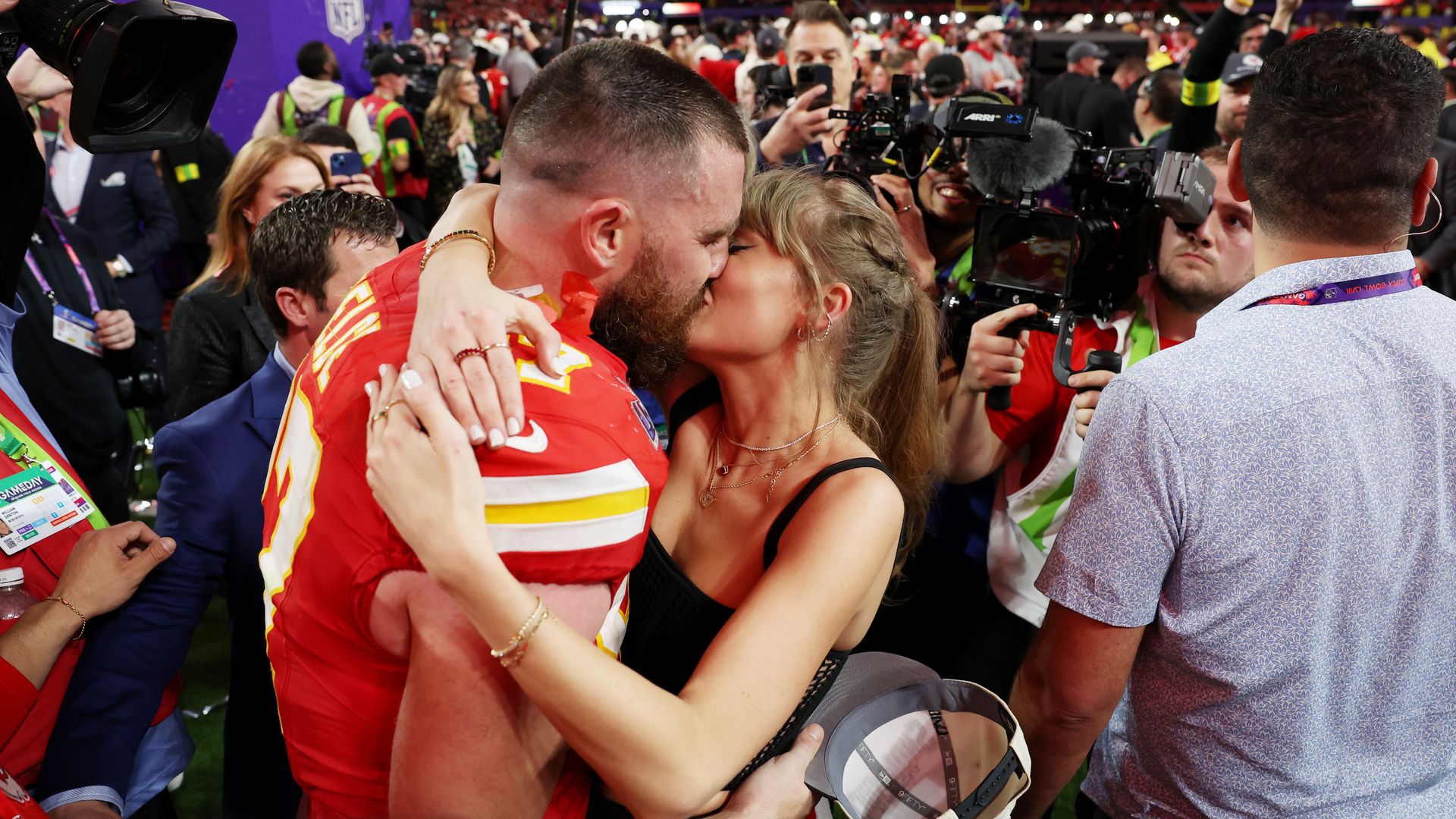 Taylor Swift and Travis Kelce kissing 