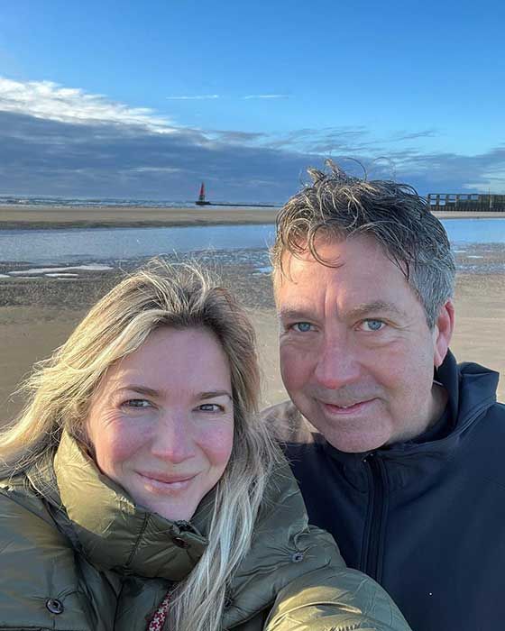 John and Lisas sweet beach selfie