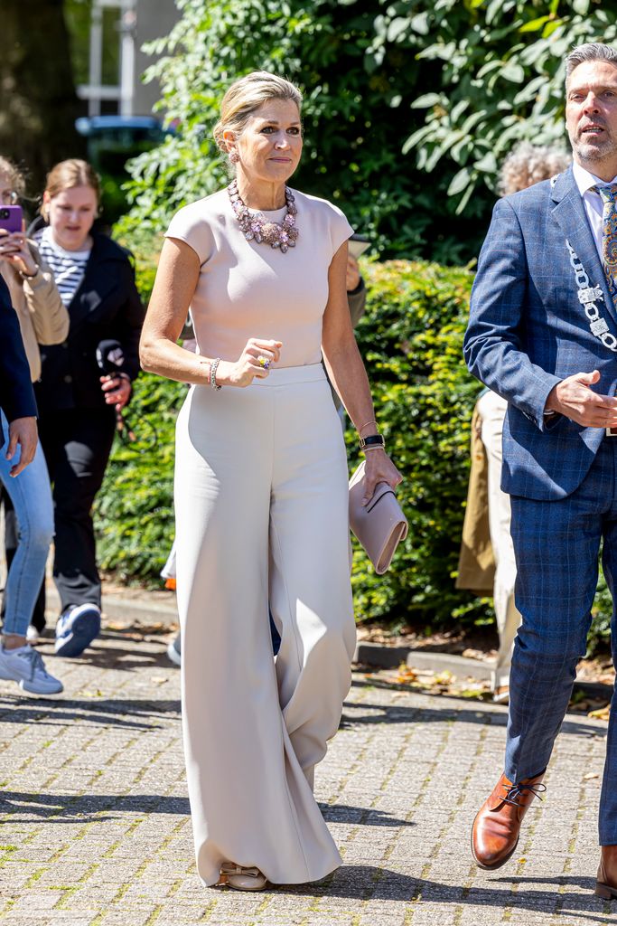 Queen Maxima in white trousers and pink top