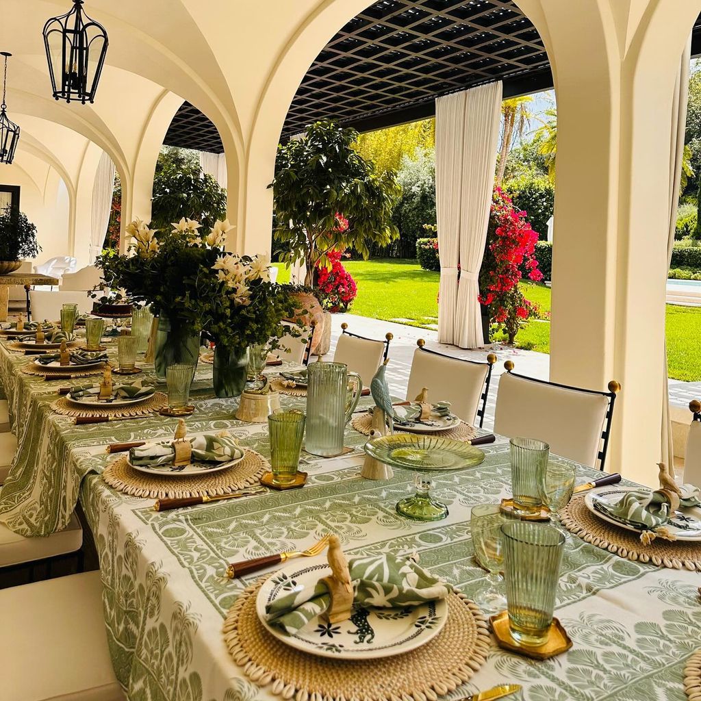 sofia vergara dining table outside