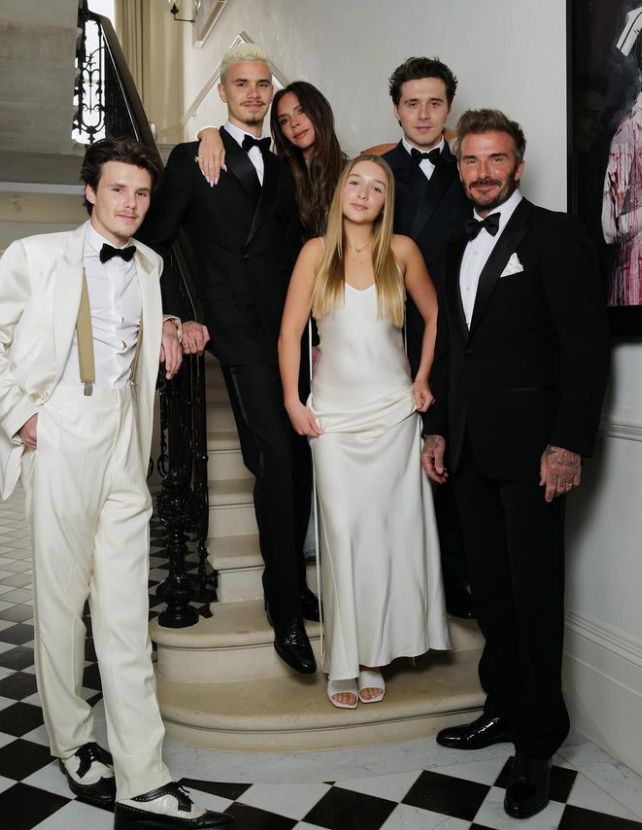 Cruz Beckham with Romeo Beckham, Victoria Beckham, Harper Beckham, Brooklyn Beckham and David Beckham