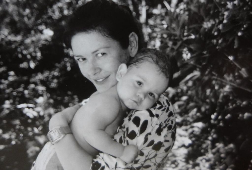 catherine zeta jones holding daughter carys douglas as a baby