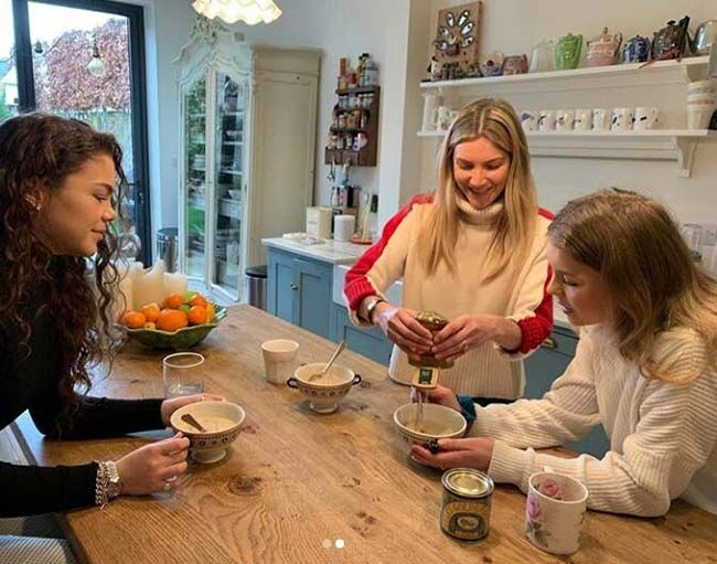 lisa faulkner kitchen breakfast bar