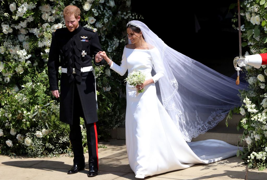 Harry and Meghan leave chapel after wedding