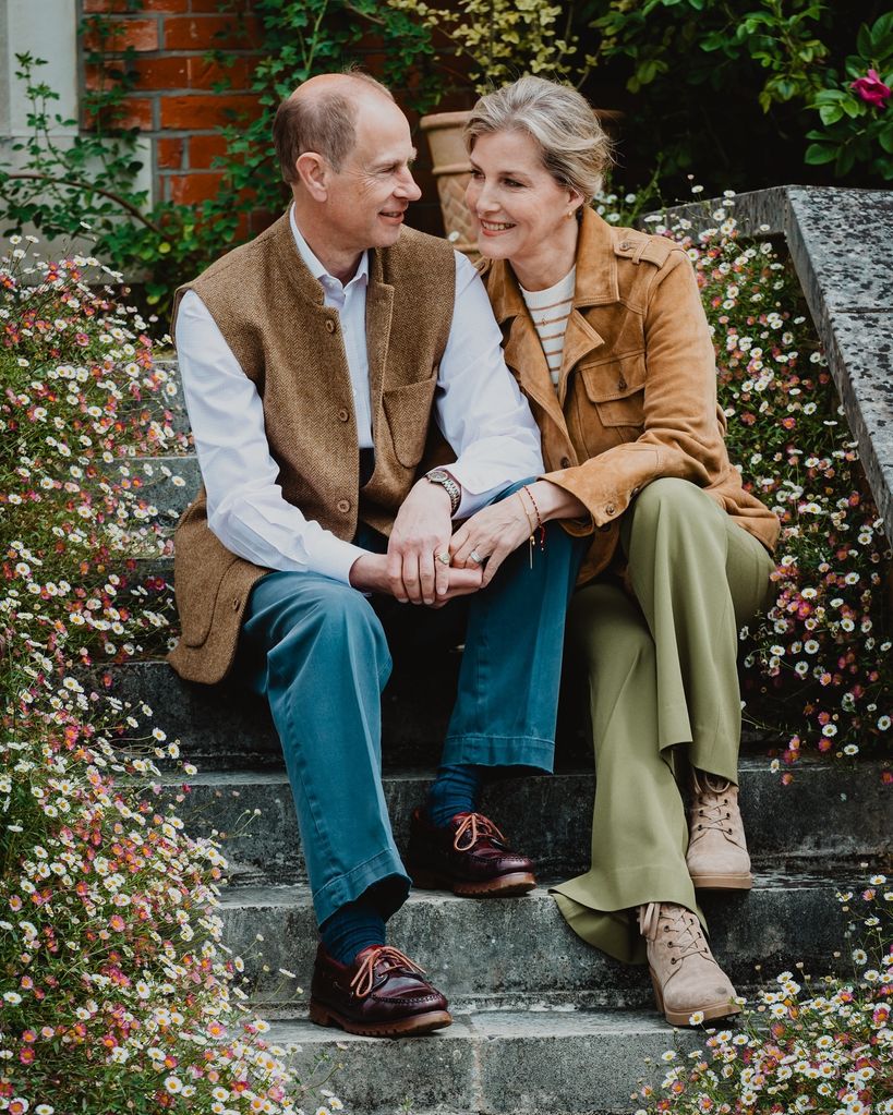 Edward and Sophie gazing at each other on steps at Bagshot Park