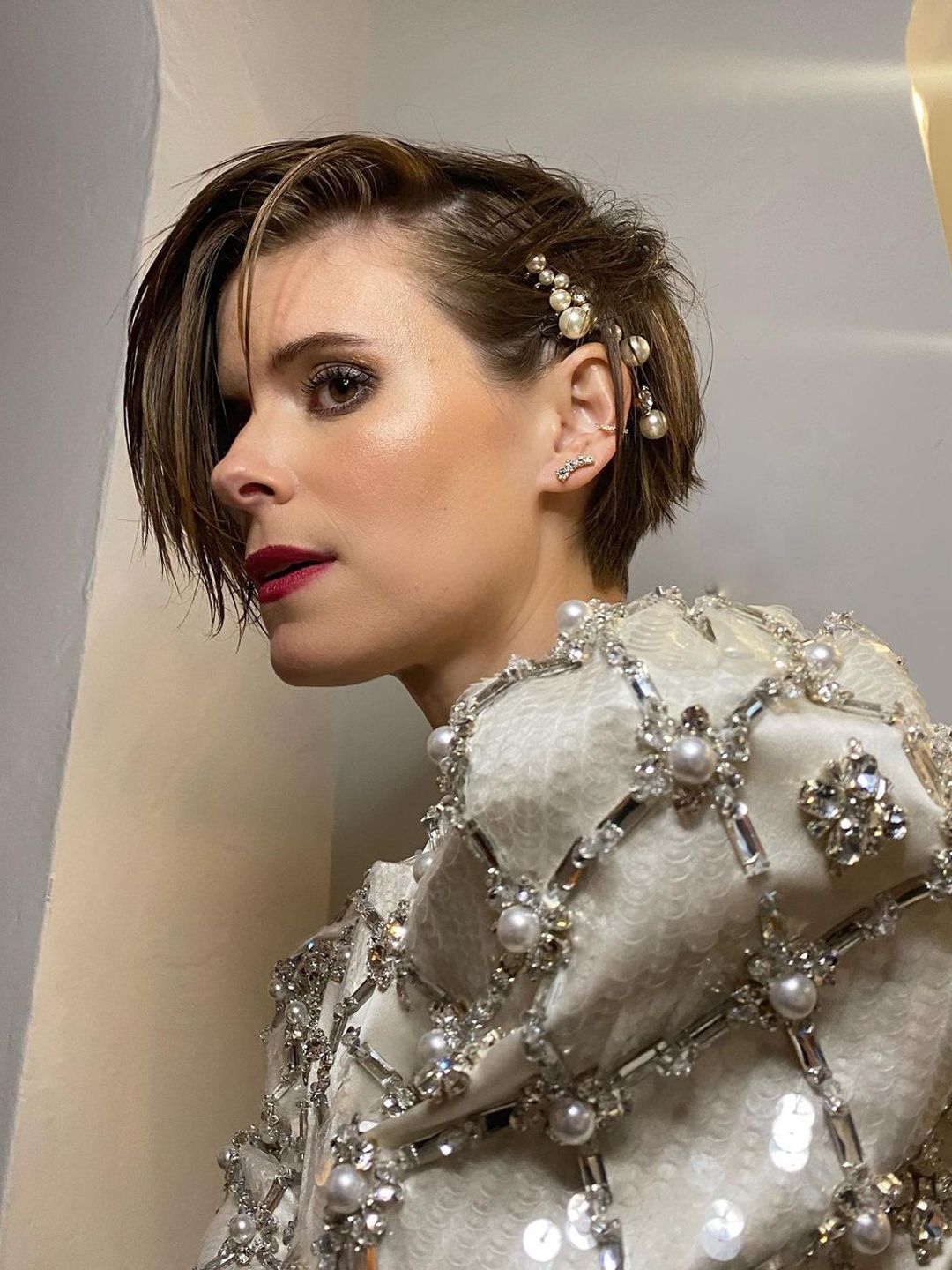 Wet-look hair with pearl-encrusted slides 